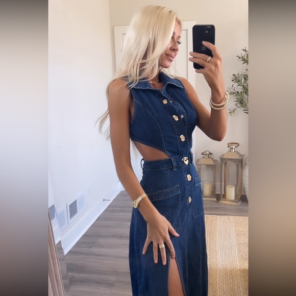 Stylish Blue Denim Maxi Dress with Front Slit & Gold Buttons - Picture 3 of 6